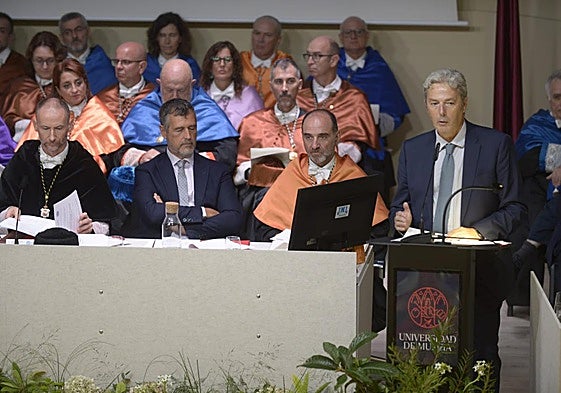 Alberto Aguirre de Cárcer ofrece la lección magistral de la apertura del curso académico.