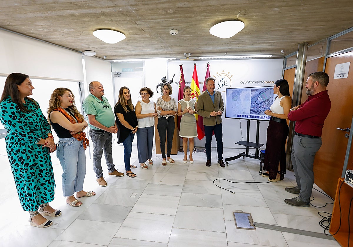 El alcalde en la presentación del nuevo instituto junto a concejales, vecinos y miembros de la comunidad educativa del colegio de La Hoya.