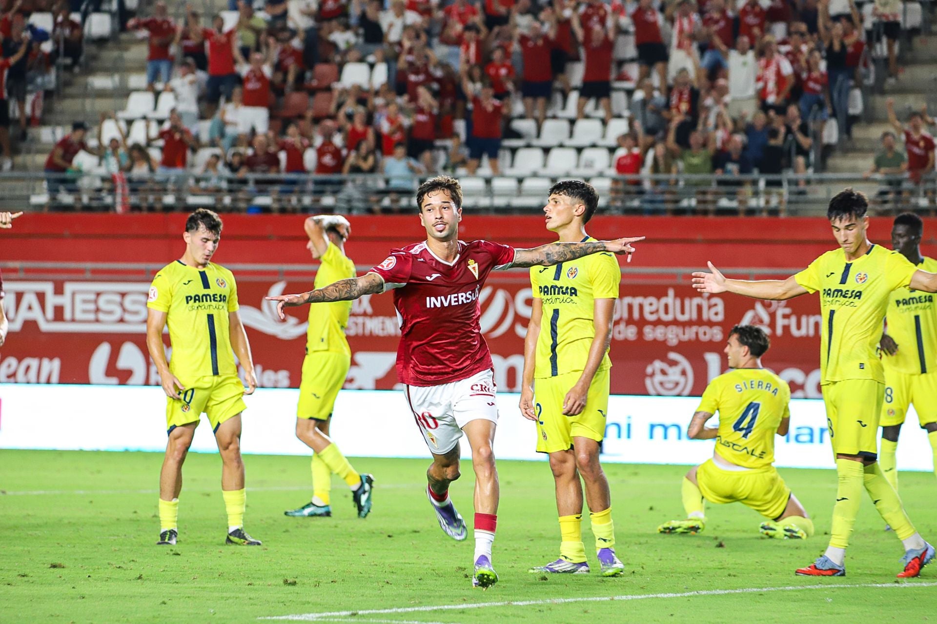 El Real Murcia consigue el empate en el último minuto, en imágenes