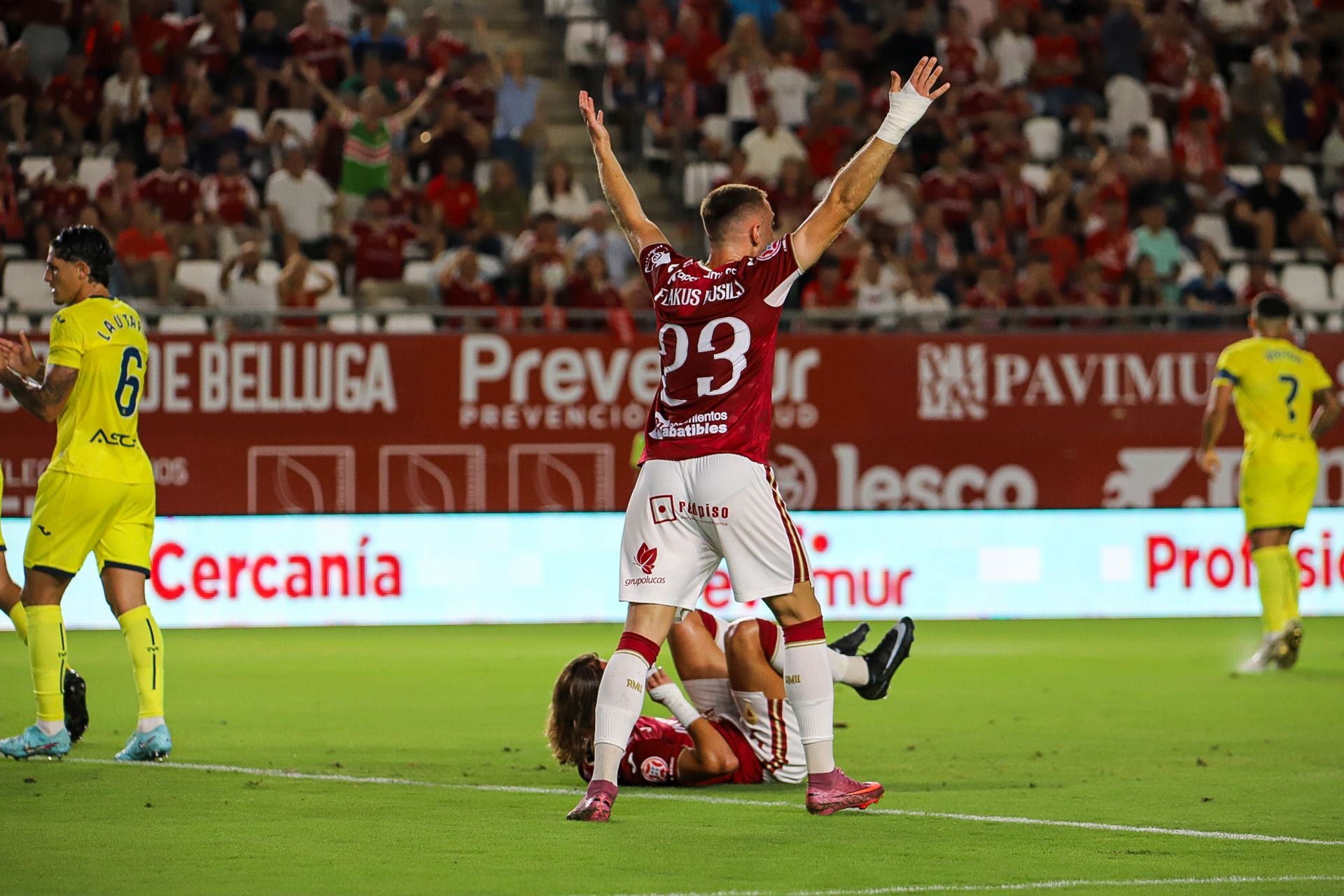 El Real Murcia consigue el empate en el último minuto, en imágenes