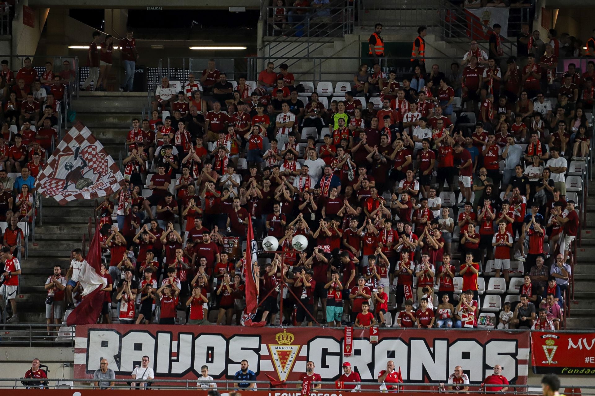 El Real Murcia consigue el empate en el último minuto, en imágenes