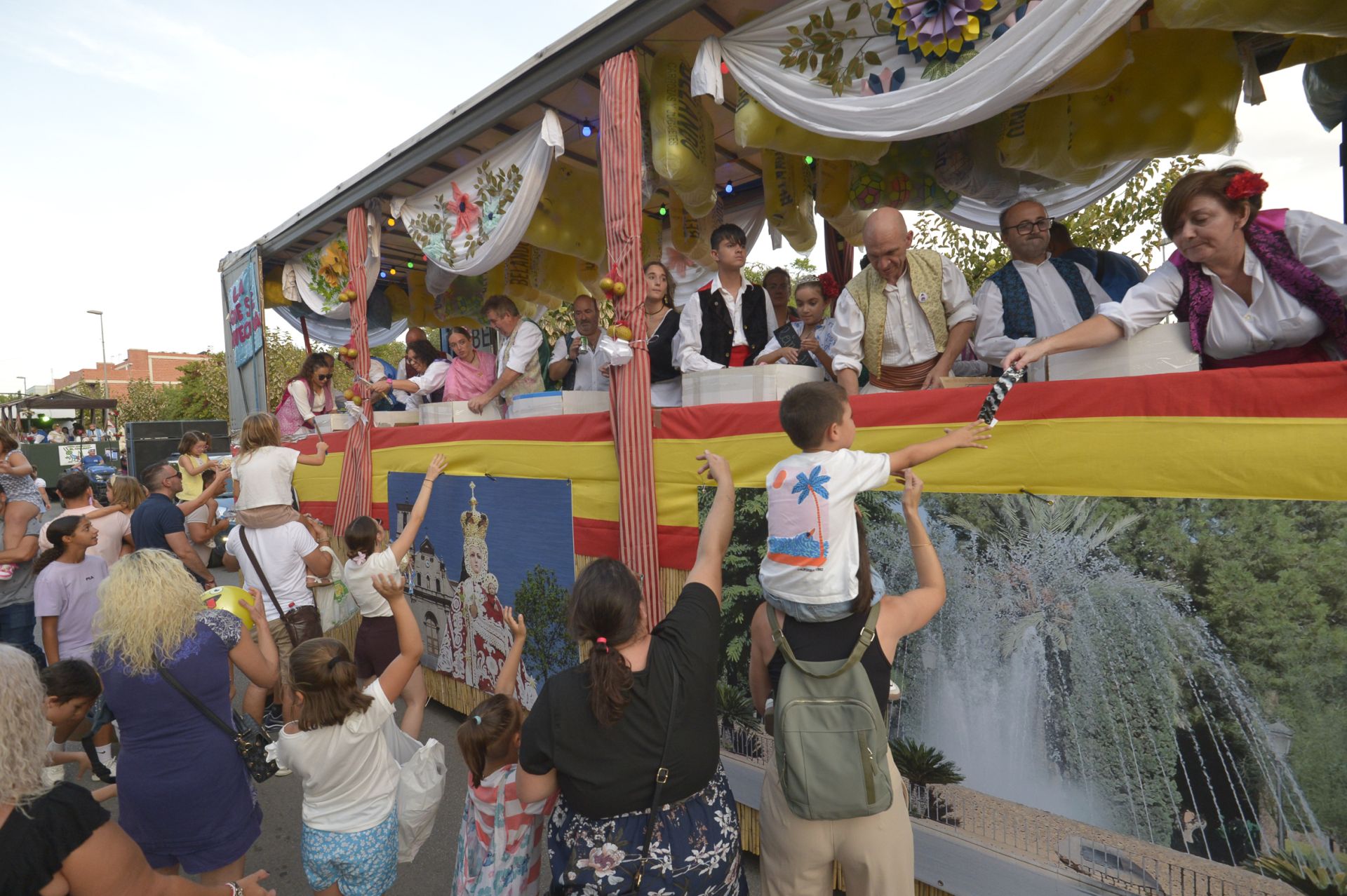 En imágenes, desfile de las carrozas de Molina de Segura