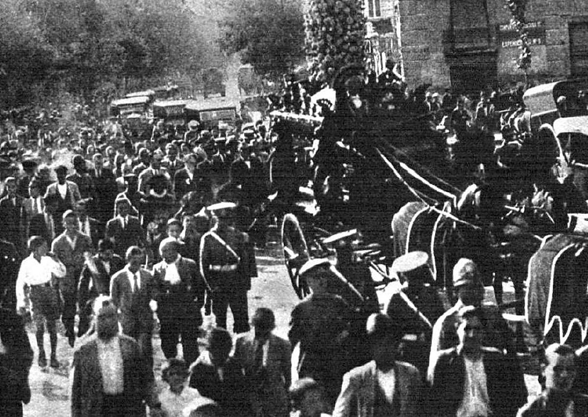 Imagen secundaria 1 - La publicación 'Mundo Gráfico' recogió la comitiva organizada en Murcia para recibir y trasladar los restos del conde. | Grabado del conde publicado en 'Mundo Gráfico'.