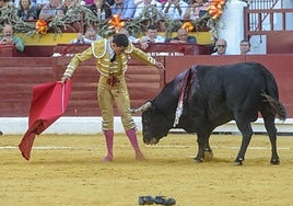 Ureña se descalzó para continuar su trasteo y fue cuajando series ligadísimas en los dos toros de su lote.