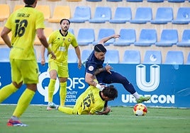 Jaime Escobar, lateral del Lorca Deportiva, derriba a Alvarito, del UCAM, el pasado domingo.