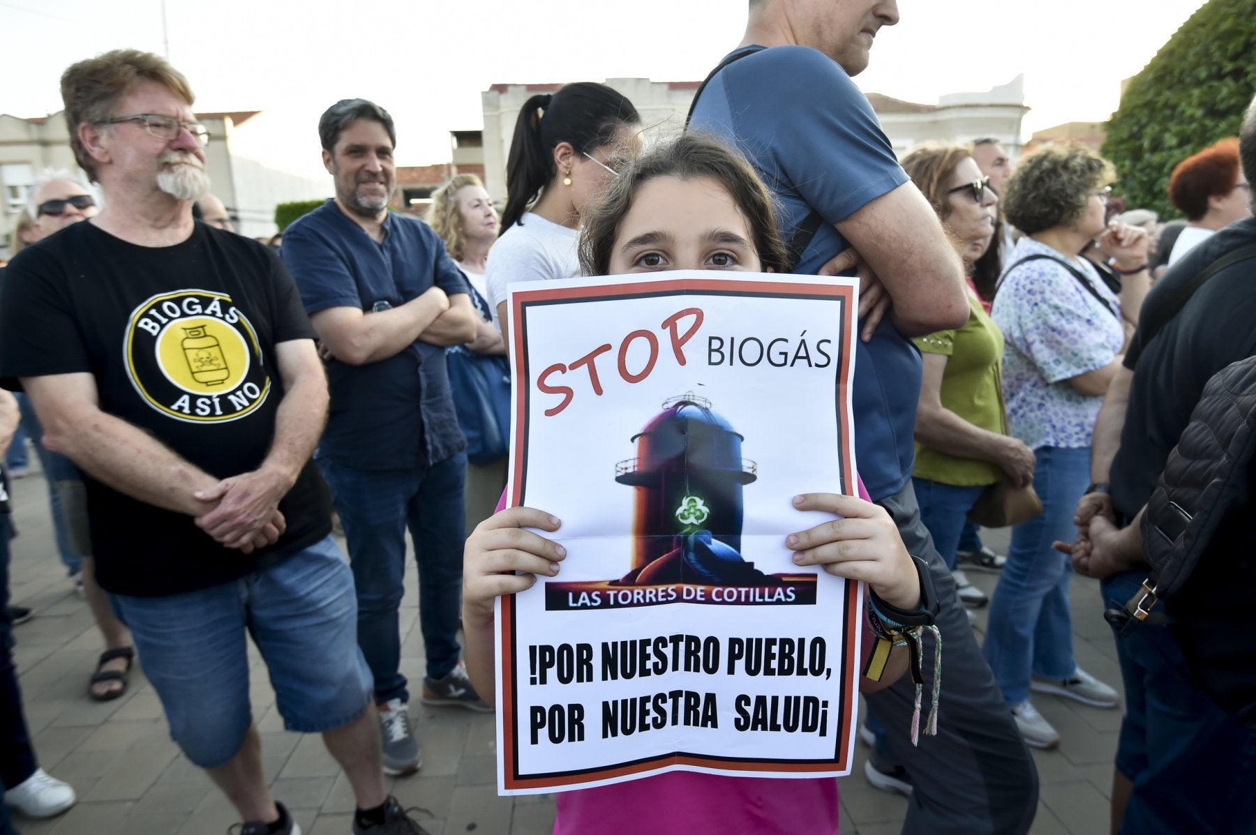 Una vecina de Las Torres, en una protesta contra la planta de biogás.