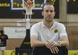 Bernat Canut, entrenador del Hozono Global Jairis, posando en el Fausto Vicent de Alcantarilla.