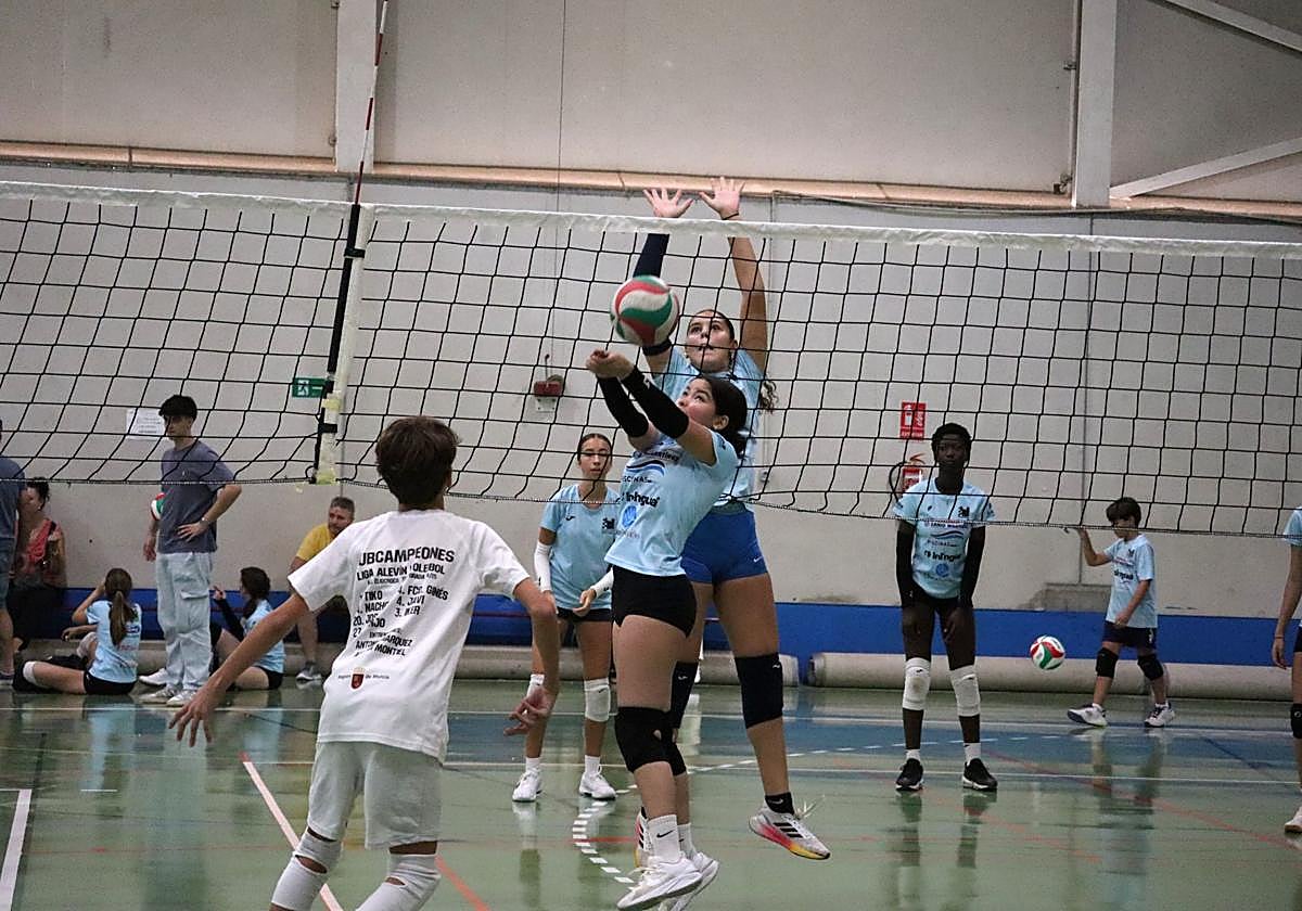 El torneo 'Voleibol en familia' sigue creciendo y reúne a un centenar de participantes en el pabellón de Las Alamedas