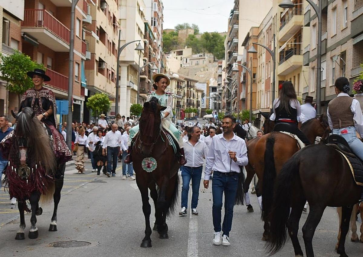 Imagen secundaria 1 - La Amazona Mayor y la Amazona Infantil durante su recorrido por las calles de Caravaca por la romería del Bando de los Caballos del Vino.