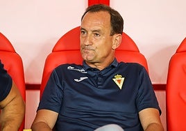 Etxeberria, en el banquillo del Real Murcia, este viernes.