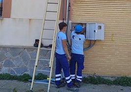 Dos operarios trabajan en las instalaciones de La Maquinista de Levante