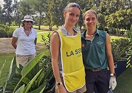 Paz García-Poggio (detrás) siguiendo discretamente a su hija Blanca Fernández, acompañada por su hermana Gabi (i), que le hace de 'caddie' en La Sella Open.