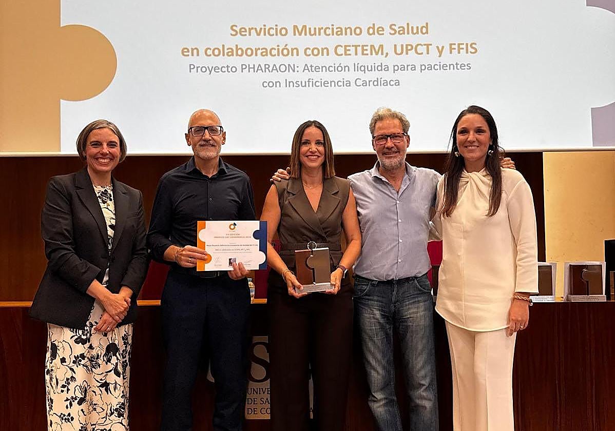 La directora gerente del Servicio Murciano de Salud, Isabel Ayala (tercera izquierda), recogió los premios junto a técnicos de la Consejería.