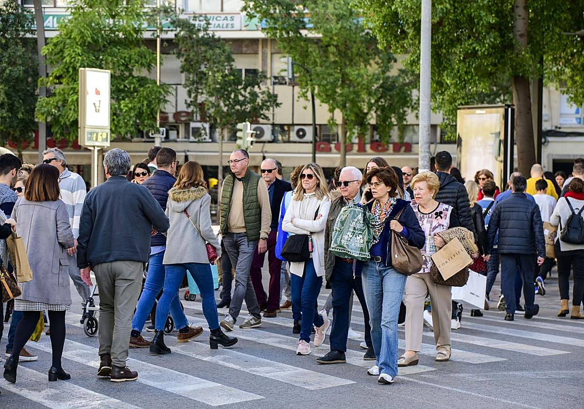 Ciudadanos por el centro de Murcia en una imagen de archivo.