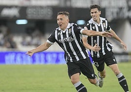 Pablo de Blasis celebrando el gol de la victoria.