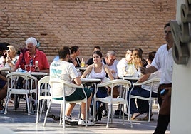 Clientes en una terraza del centro de Murcia.