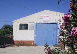 Puerta principal de la nave abandonada en Puente Tocinos.