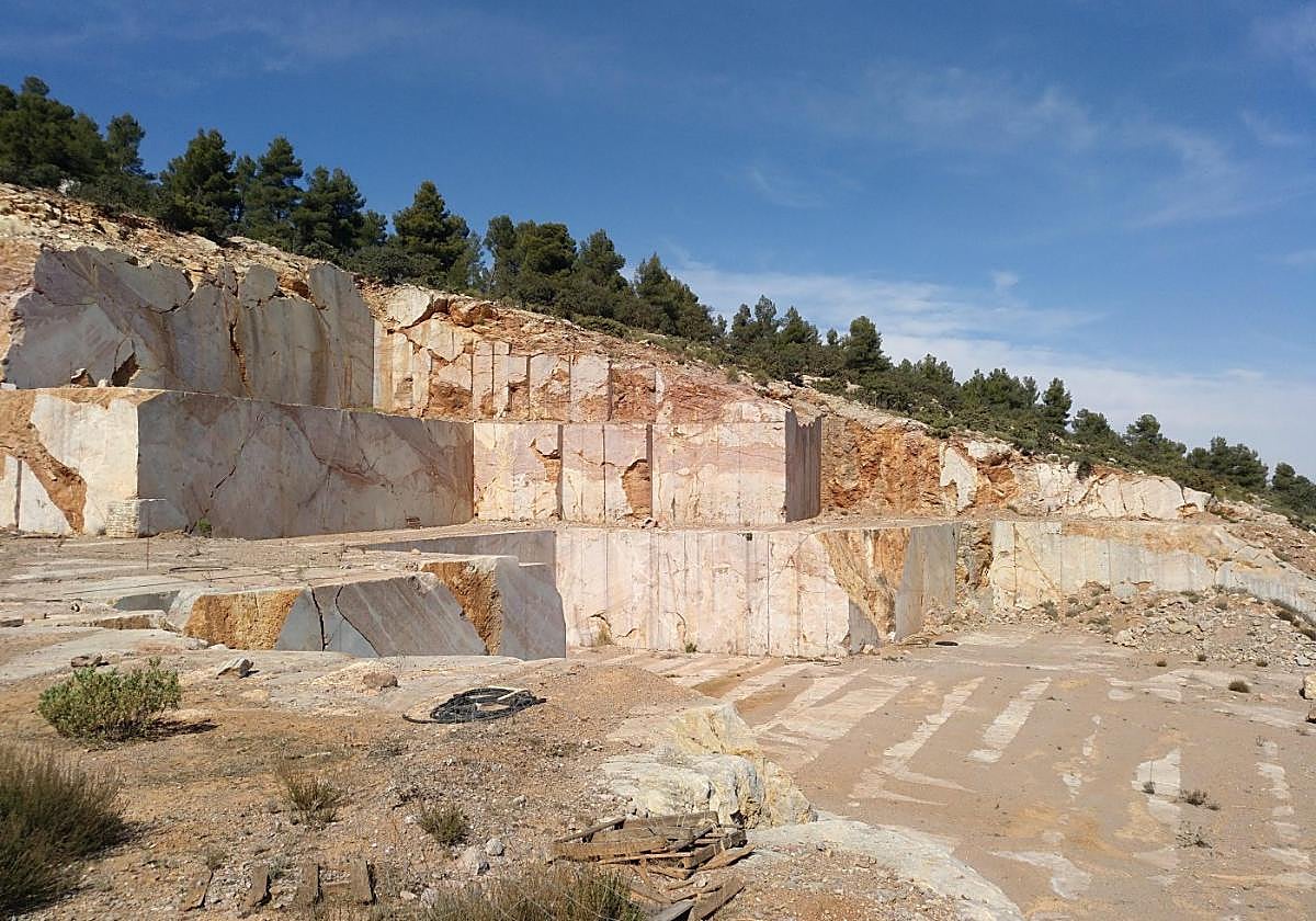 Cantera de mármol abandonada en la Sierra de Burete, en Cehegín.
