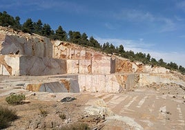 Cantera de mármol abandonada en la Sierra de Burete, en Cehegín.