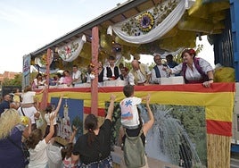 Reparto de obsequios desde una carroza huertana, este sábado por la tarde en Molina.