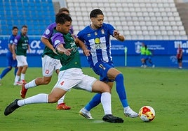El visitante Roan intenta quitar el balón al local Peque, autor del gol del Lorca ayer.