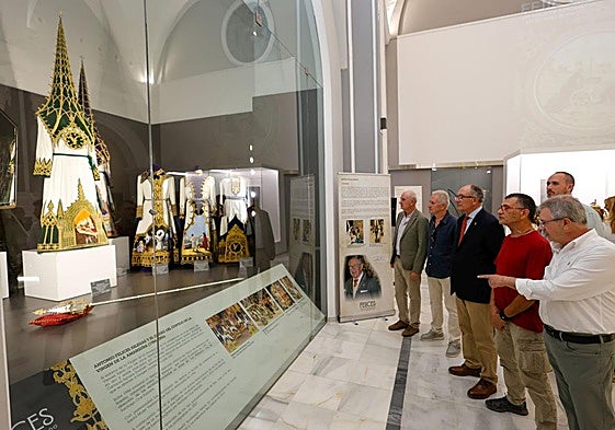 Los cinco hijos de Antonio Felices Iglesias observan trabajos diseñados por su padre. gonzalo