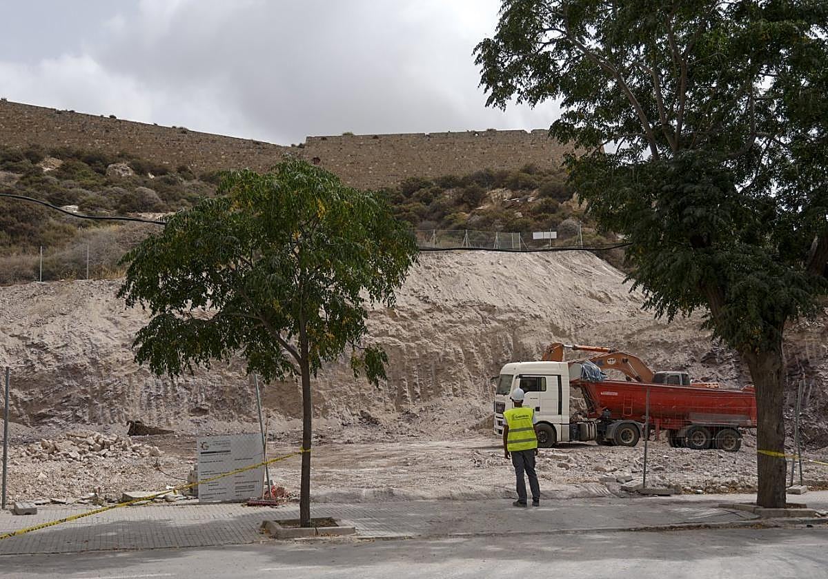 Los operarios de la empresa constructora en la obra del paseo de las Delicias, en una imagen de archivo.
