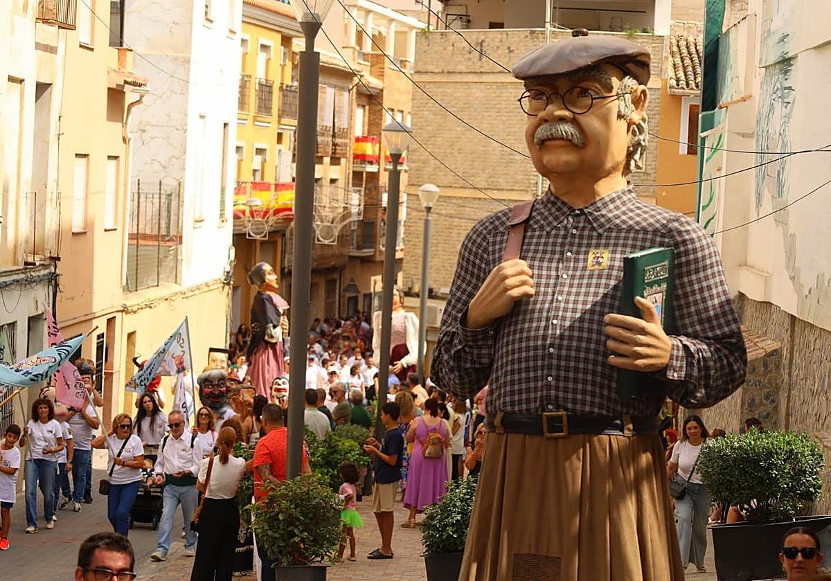 Imagen principal - Abarán se divierte con gigantes y cabezudos