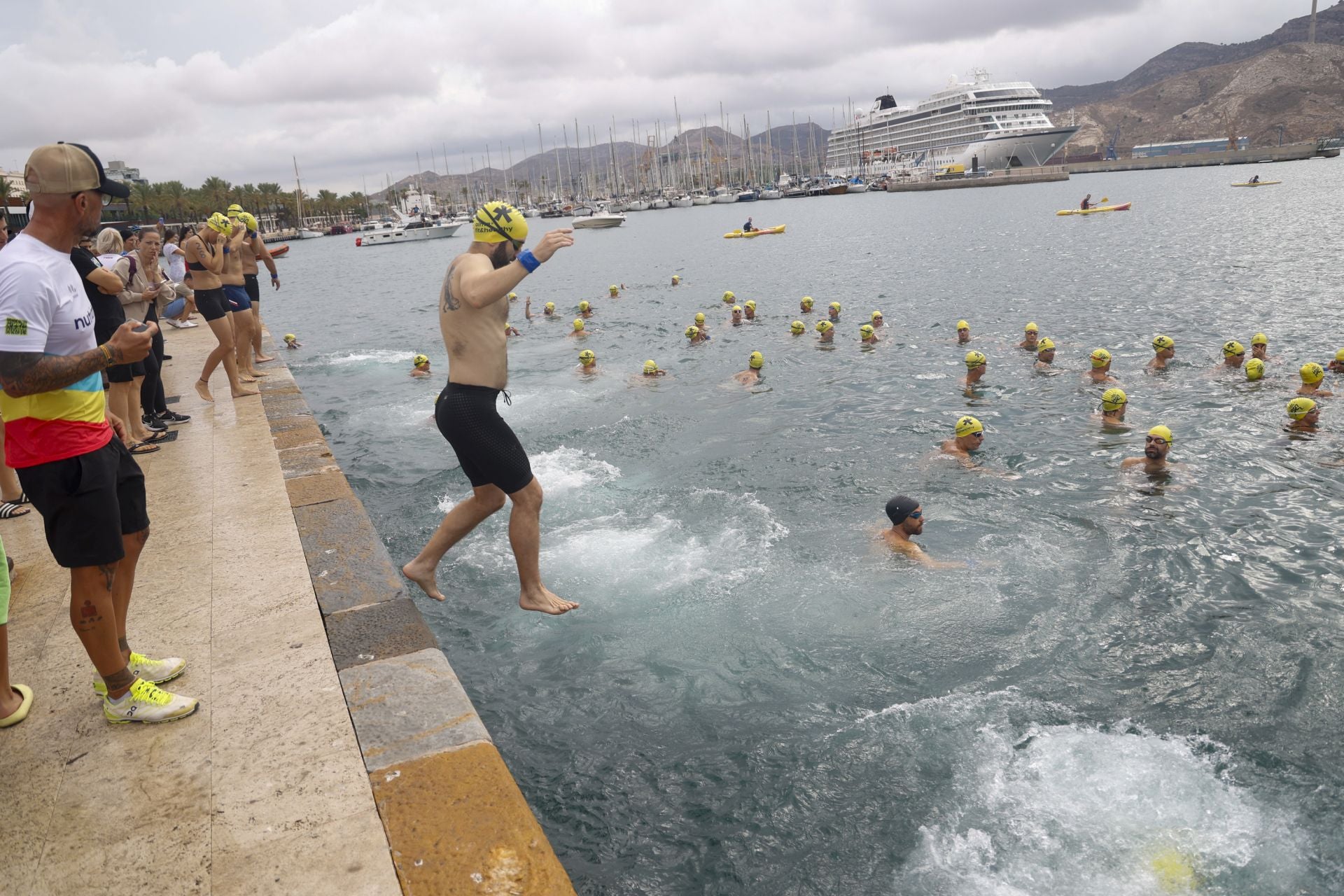 La despedida de Alberto Martínez en la 32ª Travesía a Nado del Puerto de Cartagena, en imágenes