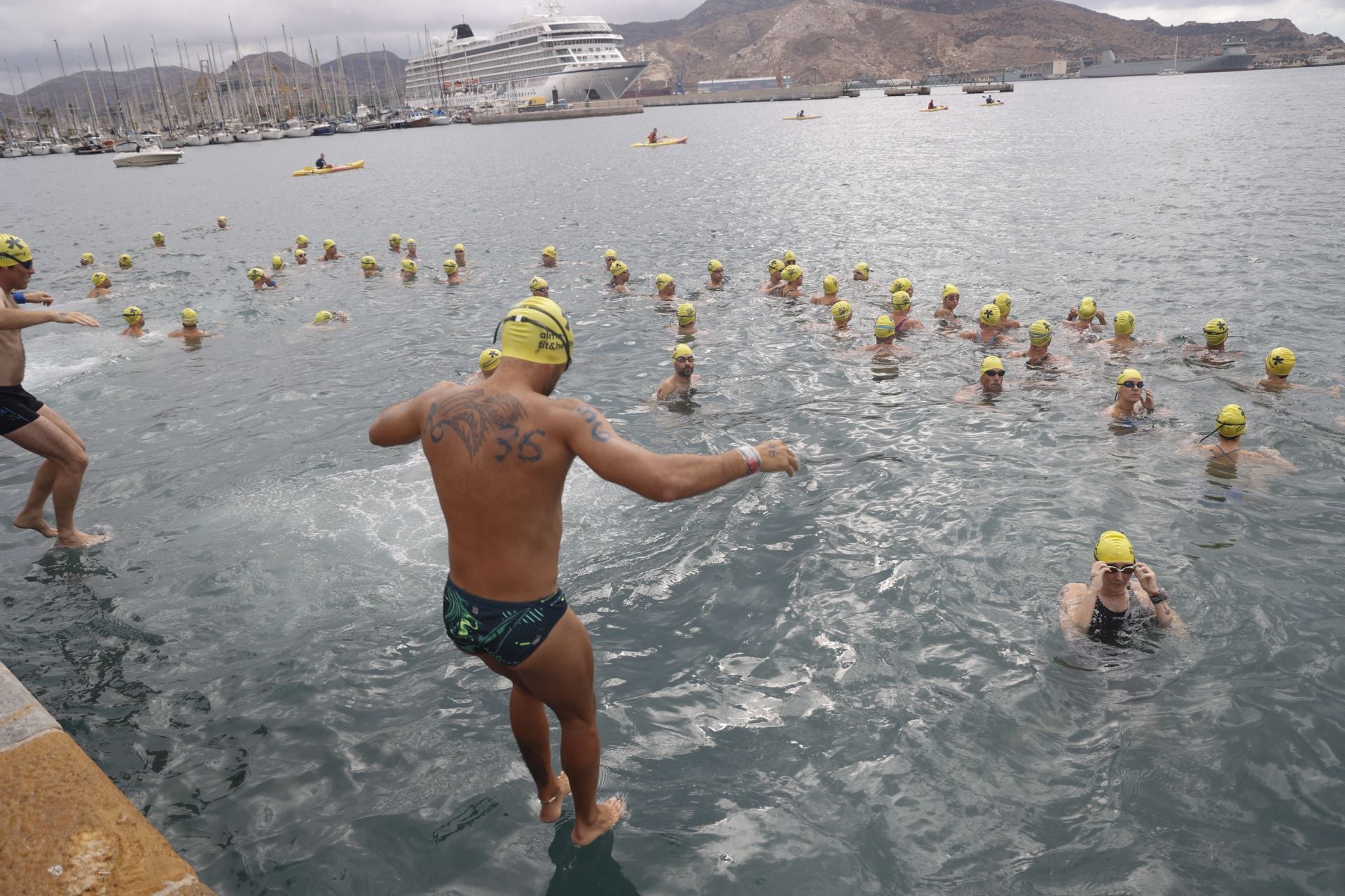 La despedida de Alberto Martínez en la 32ª Travesía a Nado del Puerto de Cartagena, en imágenes