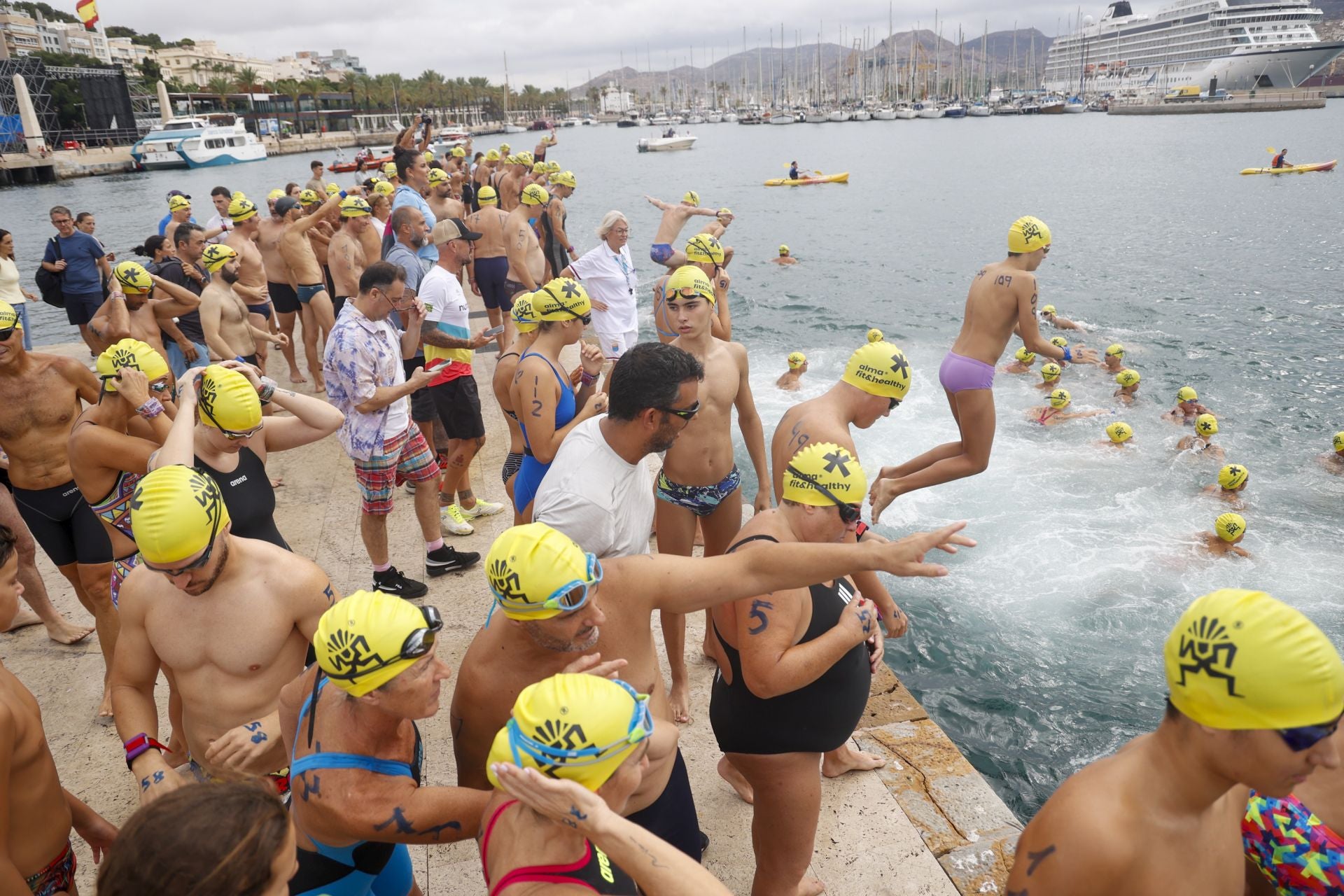 La despedida de Alberto Martínez en la 32ª Travesía a Nado del Puerto de Cartagena, en imágenes