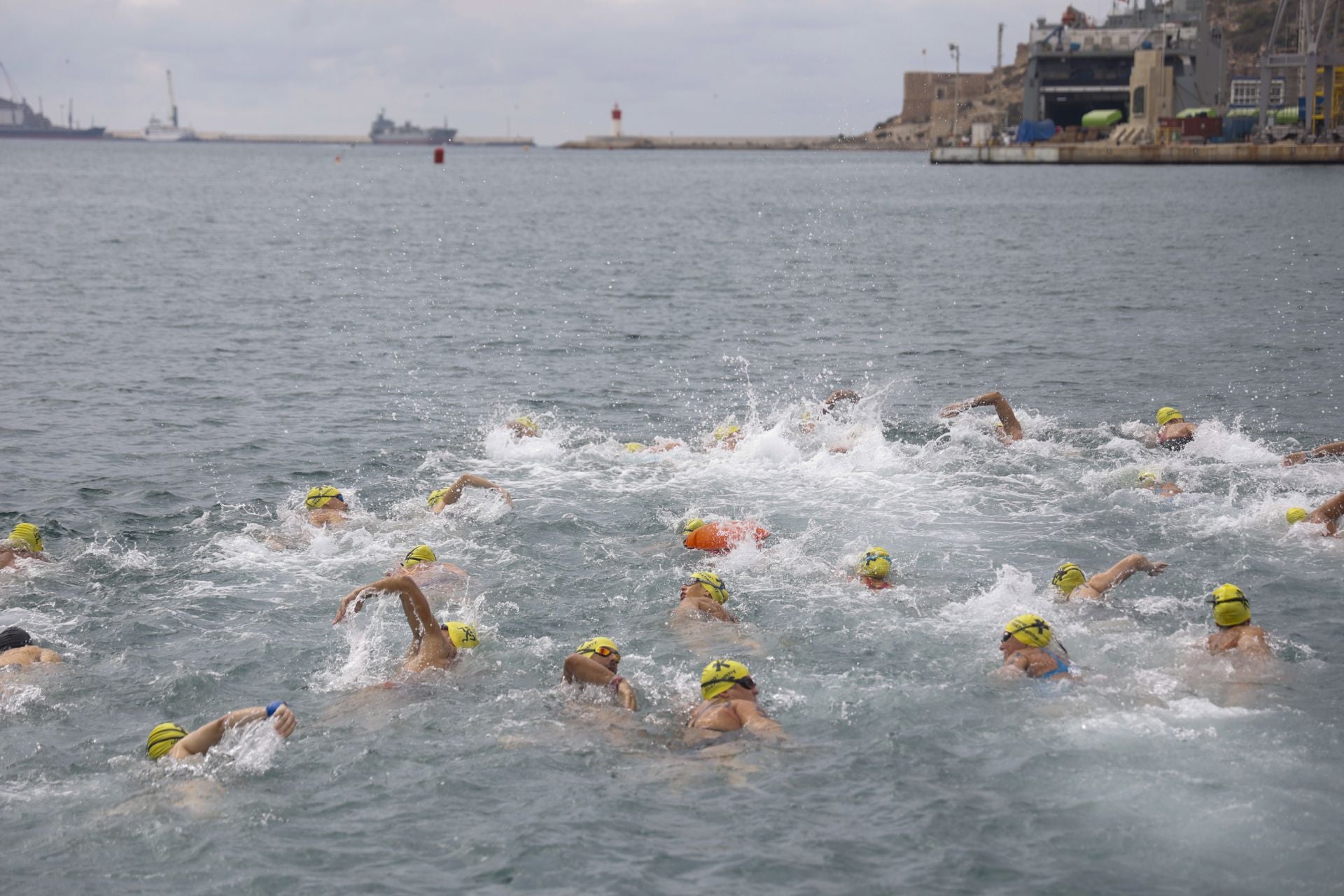 La despedida de Alberto Martínez en la 32ª Travesía a Nado del Puerto de Cartagena, en imágenes