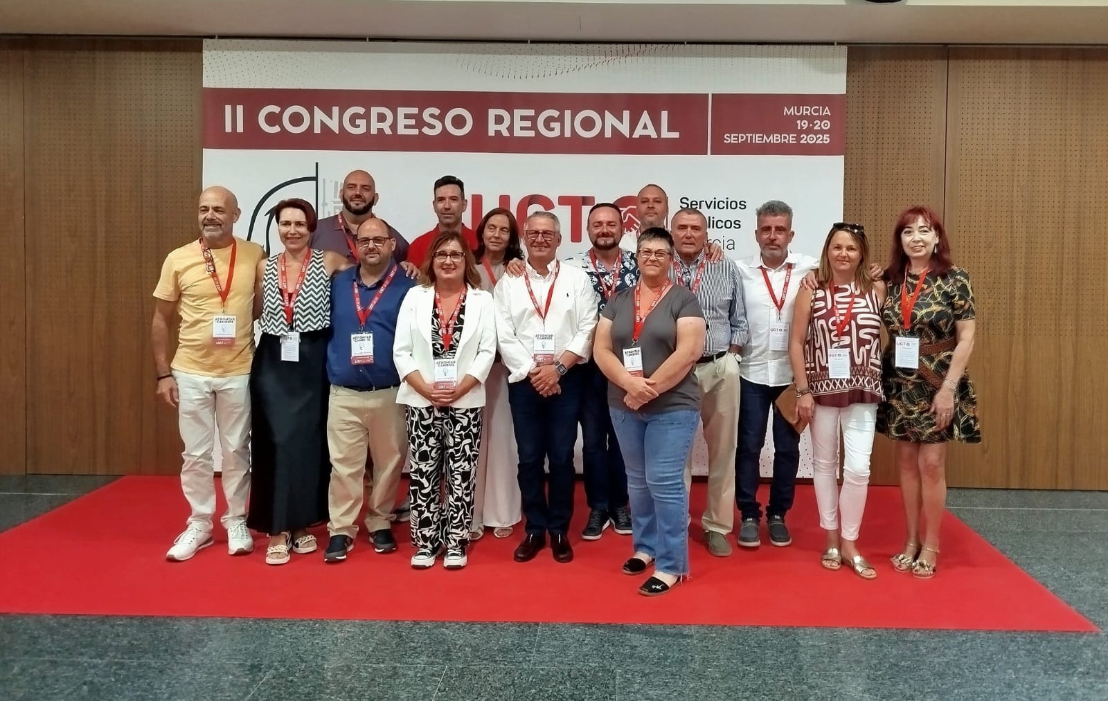 Antonio Martínez (centro y con camisa blanca), junto a los integrantes de su ejecutiva.