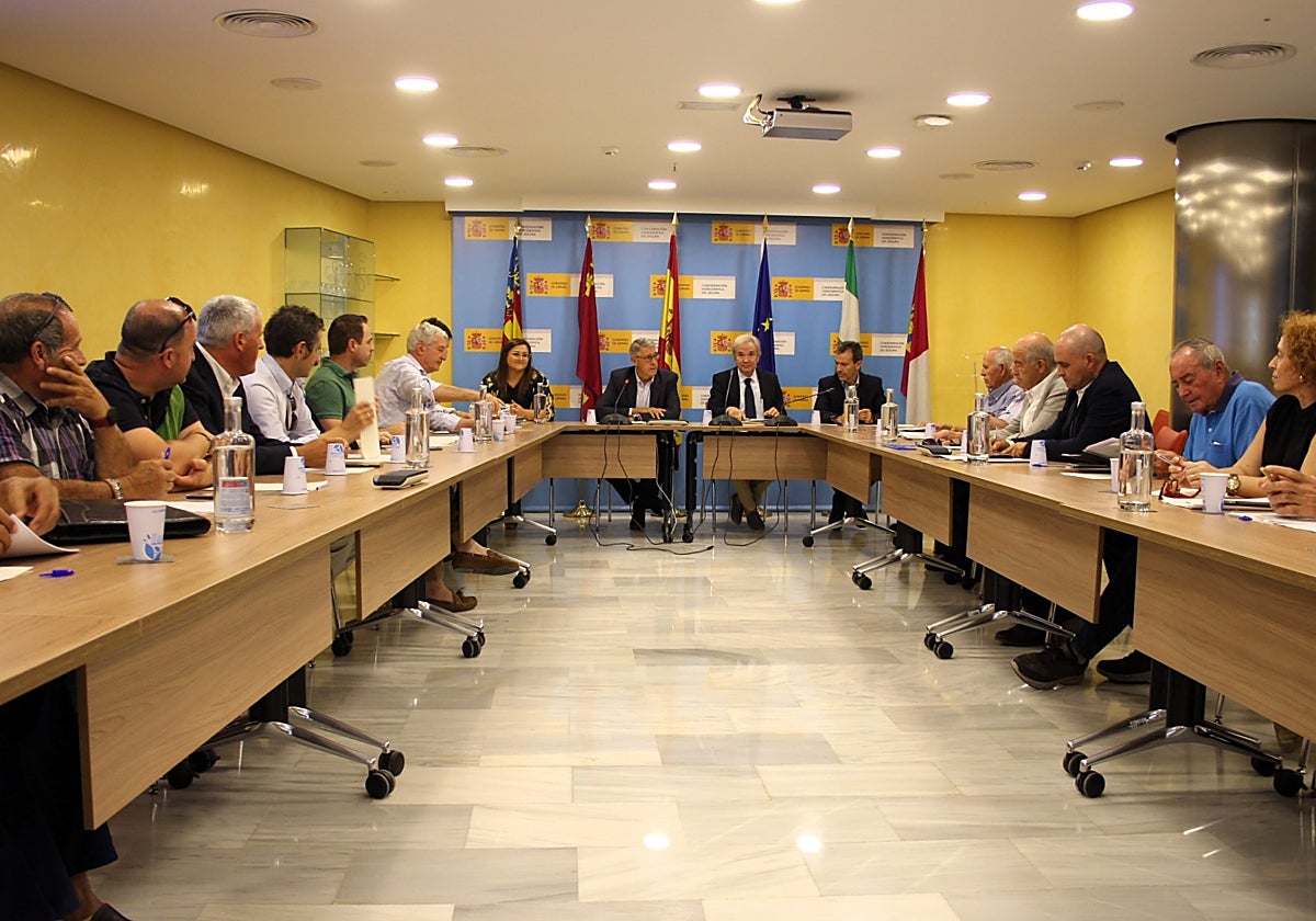 La reunión, este lunes, de la Comisión de Desembalse de la CHS.