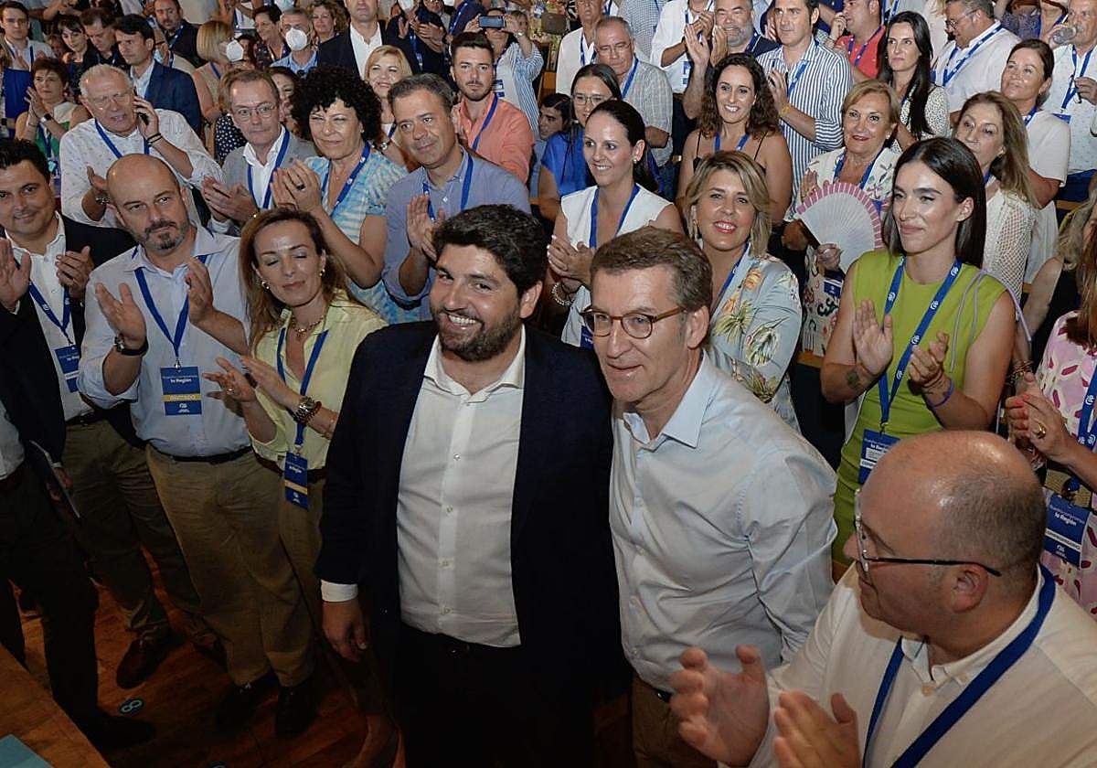 Alberto Núñez Feijóo junto a Ferando López Miras en el Auditorio Víctor Víctor Villegas durante un congreso del PP en 2020.