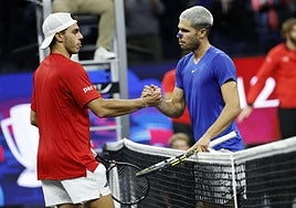 Alcaraz se da la mano con Cerúndolo al finalizar el partido.