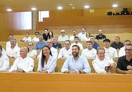 La consejera Carmen Conesa y el director general del Instituto de Turismo, con algunos de los cocineros, pasteleros y sumilleres.