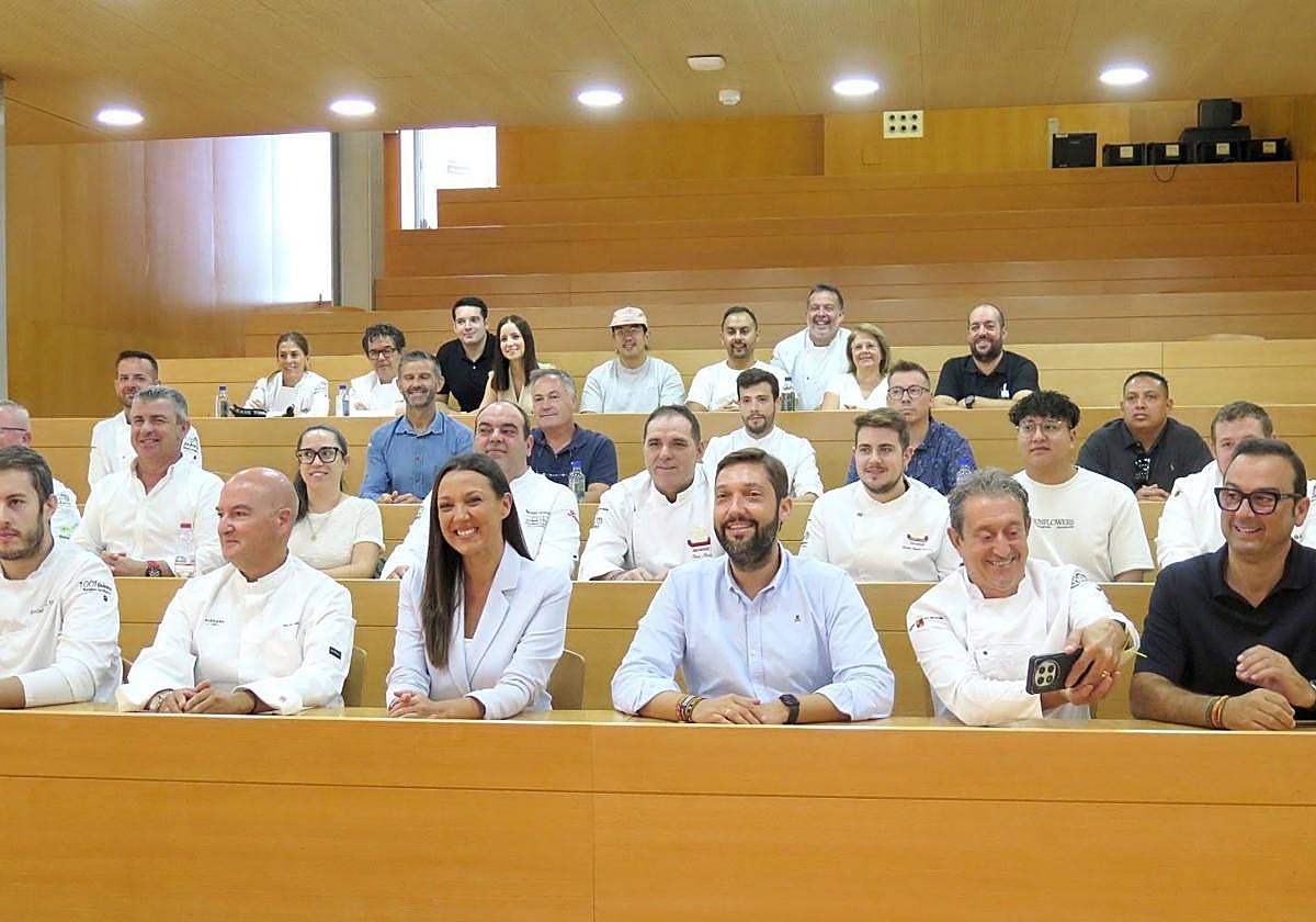 La consejera Carmen Conesa y el director general del Instituto de Turismo, con algunos de los cocineros, pasteleros y sumilleres.