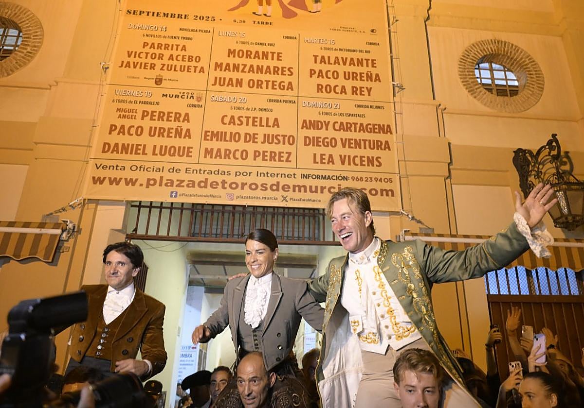 Diego Ventura, Lea Vicens y Rui Fernandes salen a hombros por la puerta grande de La Condomina, este domingo por la noche.