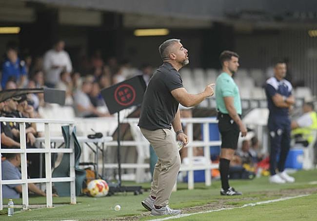 Javi Rey da órdenes en el partido contra el Hércules.