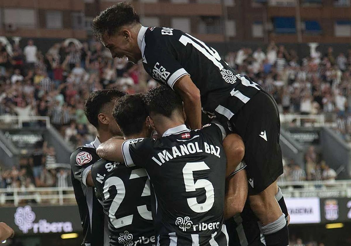Los jugadores del Cartagena se abrazan para celebrar el gol de Pablo de Blasis.