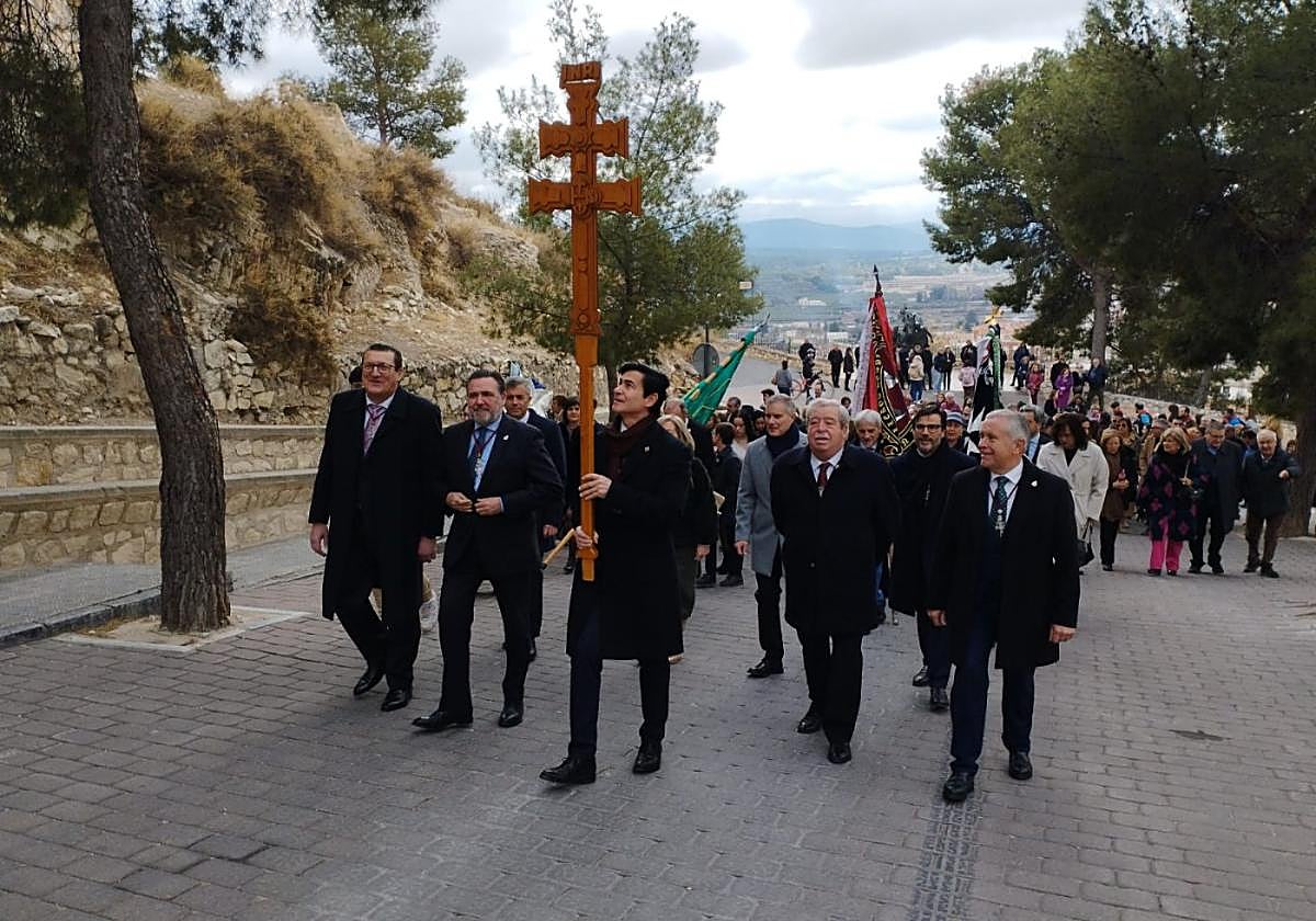 Peregrinos, encabezados por miembros de la Hermandad de la Vera Cruz, en Caravaca en 2024.