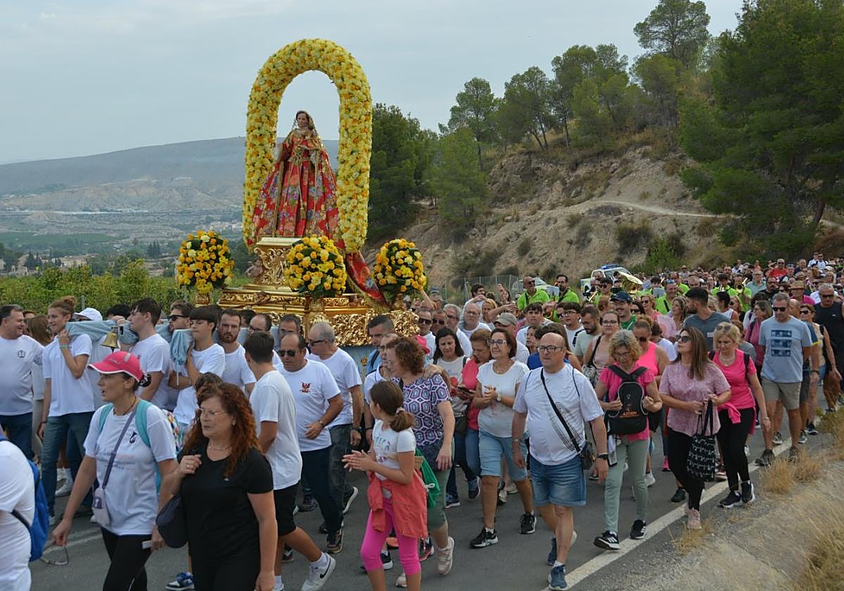 Los romeros acompañan a la Virgen, ayer por la mañana.