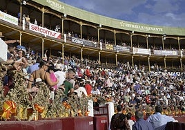 El tendido de sol, repleto.