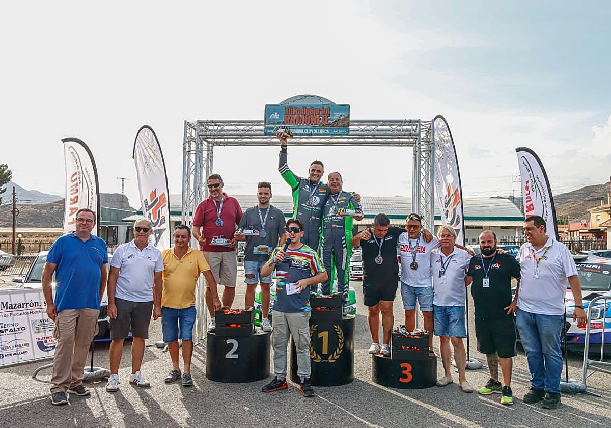 Los ganadores de la carrera en el pódium.