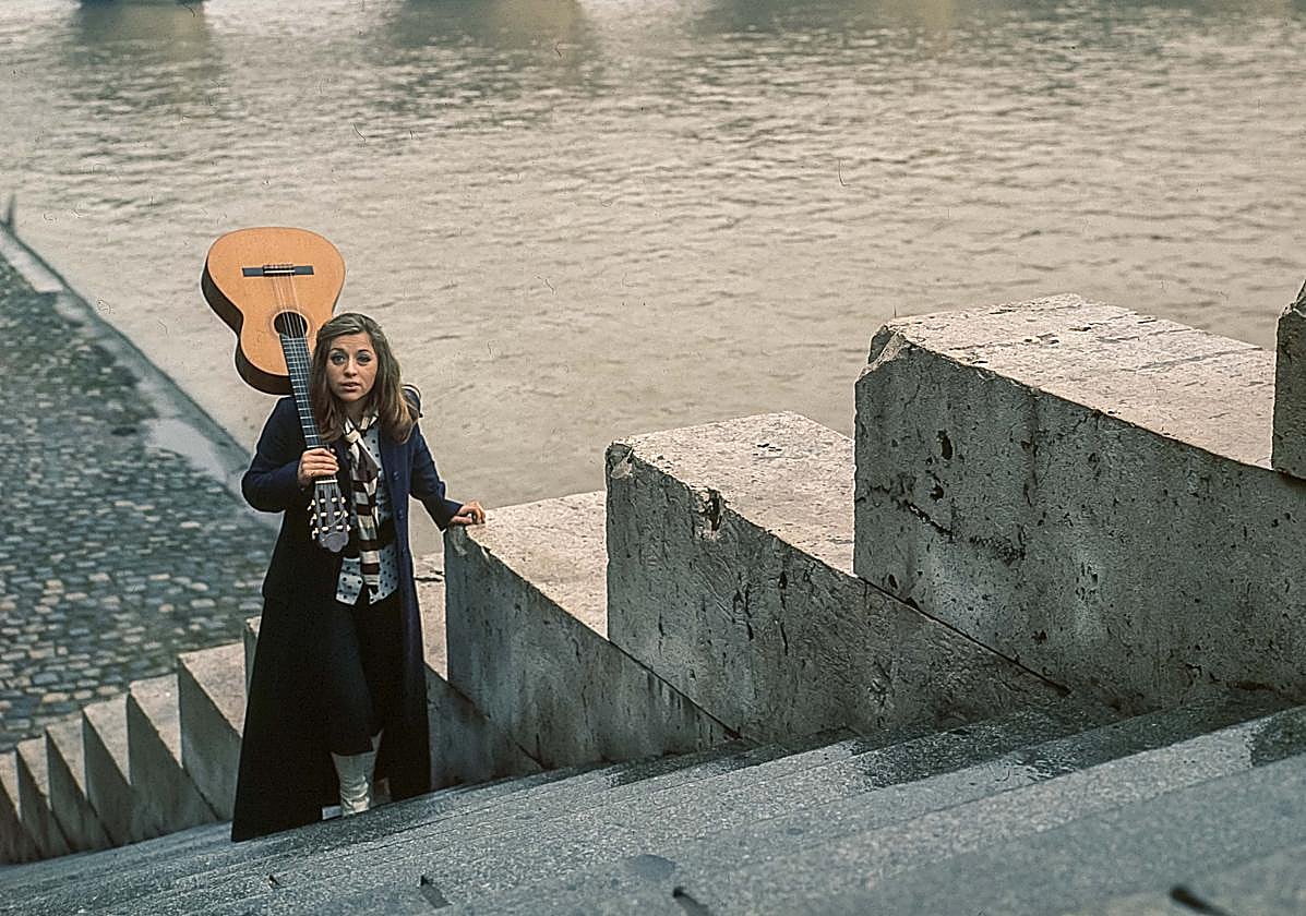 Mari Trini en el Sena, en París, donde vivió varios años y versionó a autores franceses.