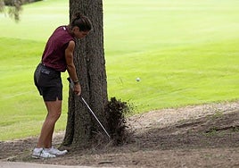 Blanca Fernández consigue un tercer golpe en el hoyo 15, a pesar de la dificultad, que le permitió embocar para firmar el par del hoyo.