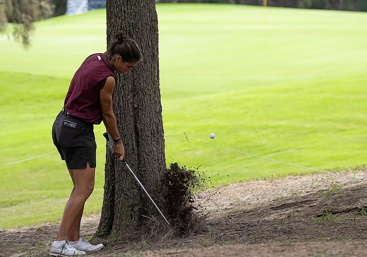 Blanca Fernández consigue un tercer golpe en el hoyo 15, a pesar de la dificultad, que le permitió embocar para firmar el par del hoyo.
