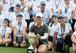 La campeona Anna Huang junto a los voluntarios de LA Sella Open