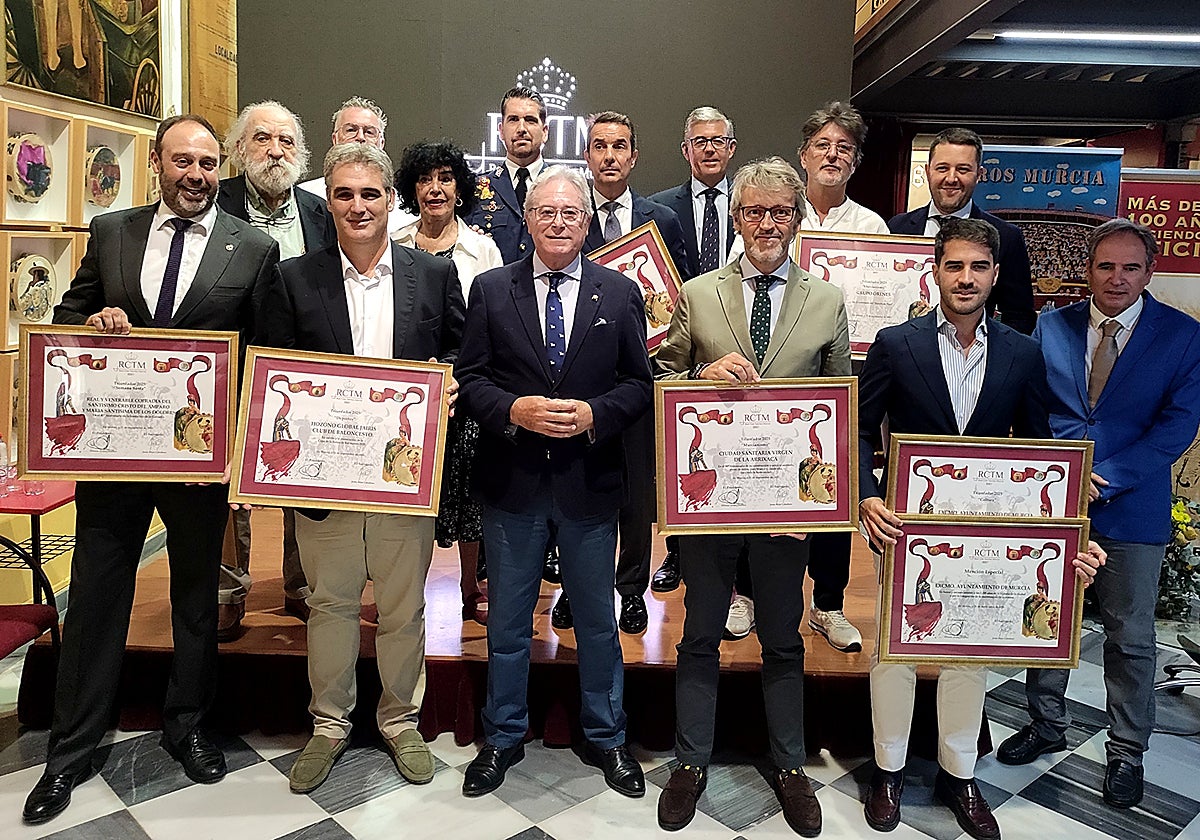 El presidente del Club Taurino, Alfonso Avilés, con personalidades e instituciones reconocidas.